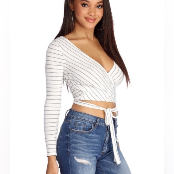 Windsor Wrap on it crop top - Picture 2 of 4